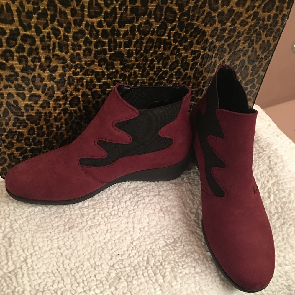 Hirica Nubuck Suede Prune & Black Ankle Boots